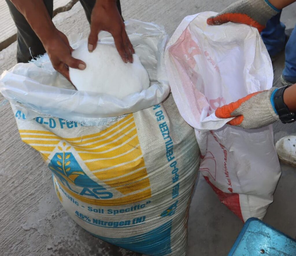 Photo of the fertilizers that farmers could claim in exchange for the Fertilizer Discount Voucher from DA-7.
