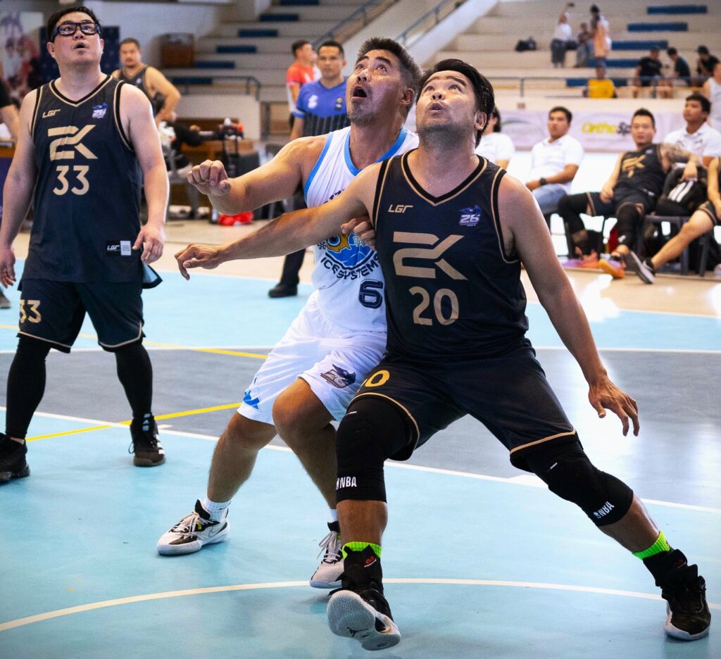 SHAABAA Season 26: Division leaders Batch 2000, 2003 rout respective foes. In photo is Batch 2000's Christian Michael Tiongko boxing out Joel Co of Batch 1992 as they battle for a rebound during their SHAABAA Season 26 game. | SHAABAA Photo