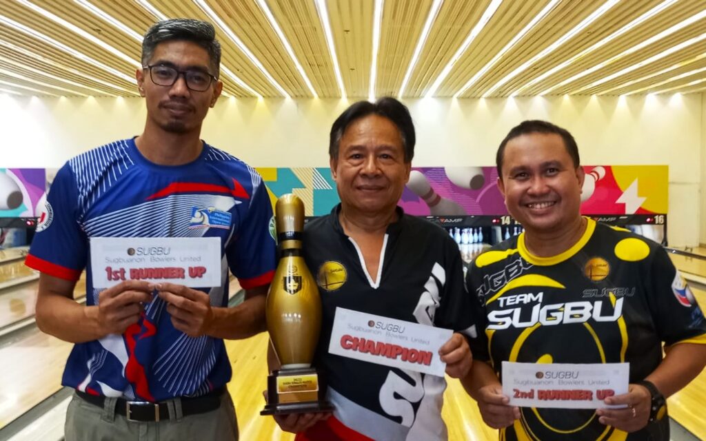 Manny Bueno (center) joins Luke Bolongan (left) and Rey Velarde (right) during the awarding of SUGBU's Bowler of the Month tournament. 
