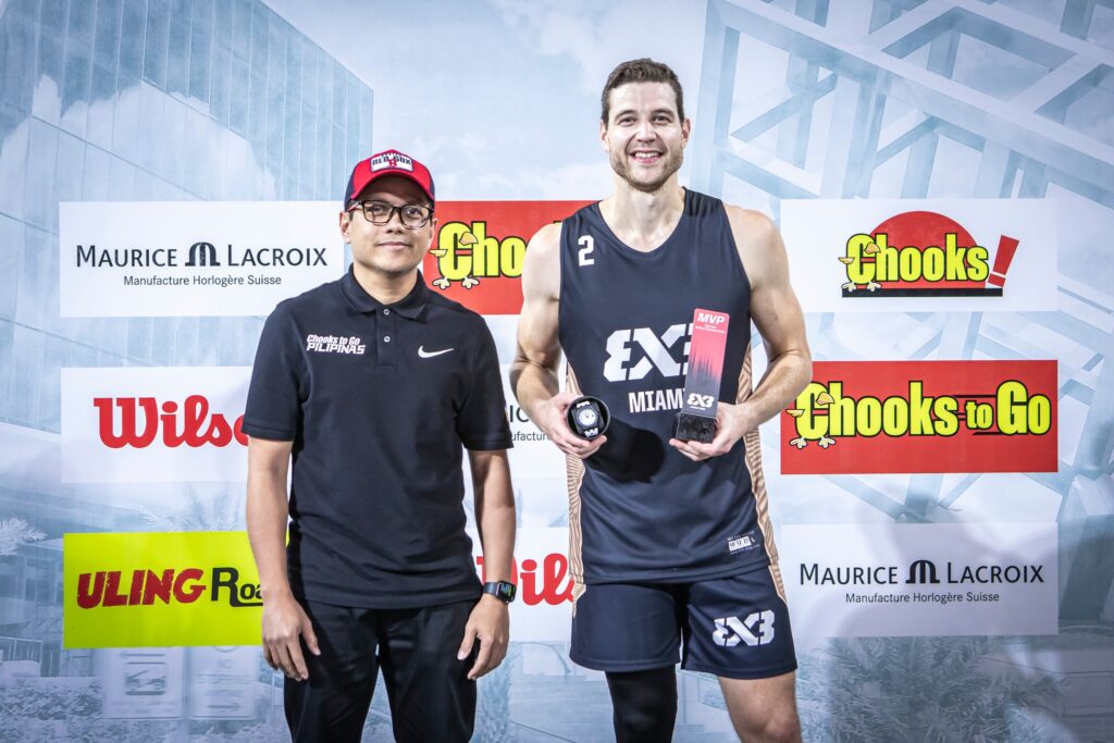 Photo caption: hooks-to-Go vice-president Mel Macasaquit (left) and Cebu Masters MVP Jimmer Fredette (right) of Miami-USA pose for a photo during the awarding. | Photo from Chooks-to-Go