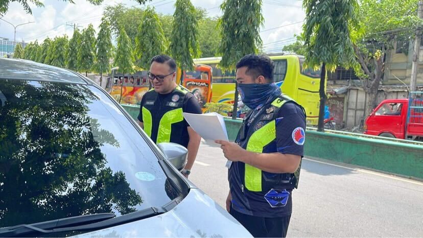 LTO-7 Regional Director leads the region-wide plate distribution campaign on Saturday, September 9, together with LTO personnel. | Contributed photo