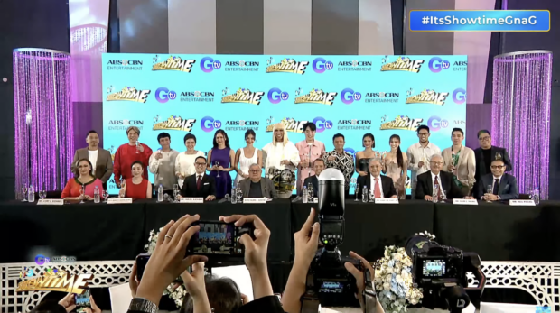 “It’s Showtime” mainstay hosts with ABS-CBN and GMA’s executives. Image: Screengrab from YouTube/ABS-CBN’s It’s ShowtimeHan