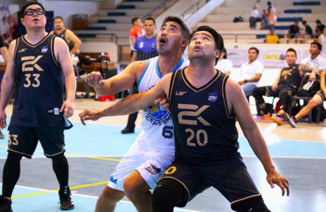 Batch 2000's Christian Michael Tiongko boxes out Joel Co of Batch 1992 as they battle for a rebound during their SHAABAA Season 26 game. | SHAABAA Photo
