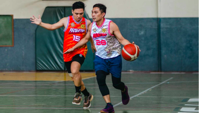 Batch 1996's Ernesto Medalle tries to break free from the defense of Batch 2001's Dennis Limson in their USJ-R Damazo Basketball Cup Season 13 game. | Contributed photo.