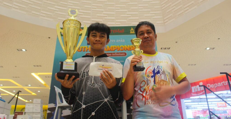Jervy Villarin (left) with his coach, NM Rogelio Enriquez Jr. during the awarding. | Contributed photo
