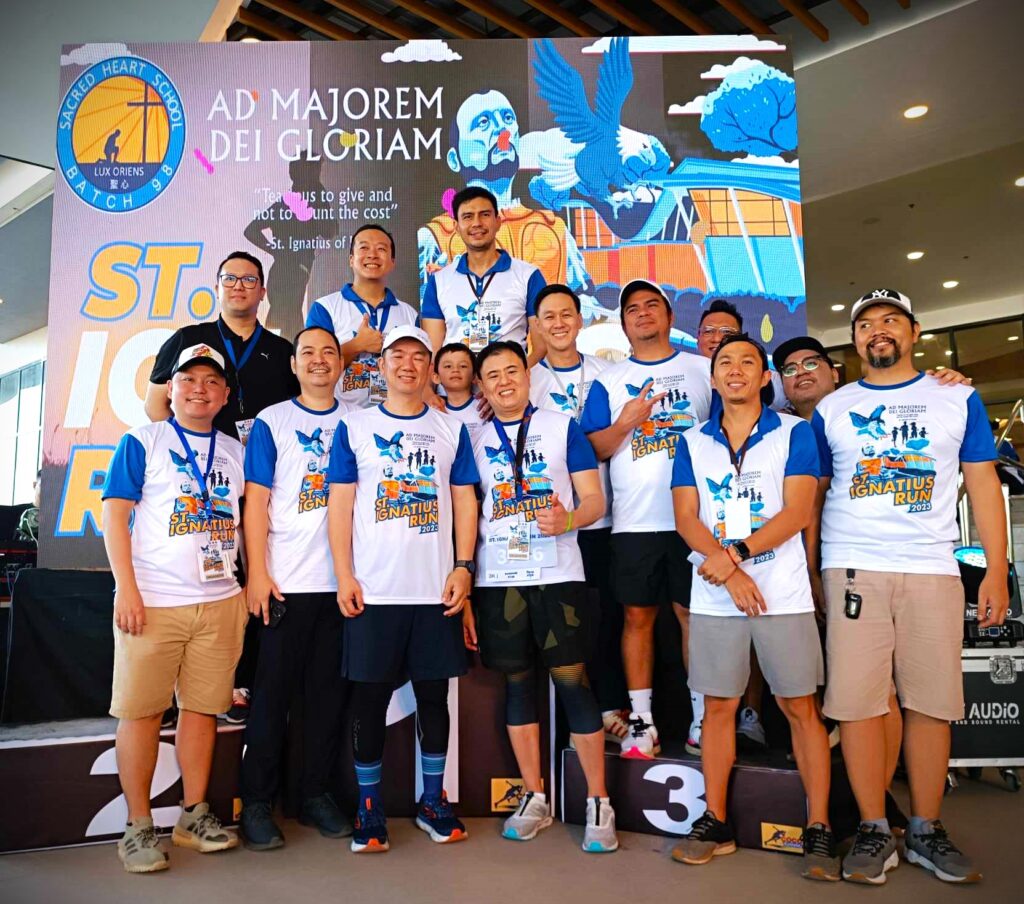 The alumni members of the Sacred Heart School (SHS) Batch 1998 that organized the St. Ignatius Run gather for a group photo during the race.