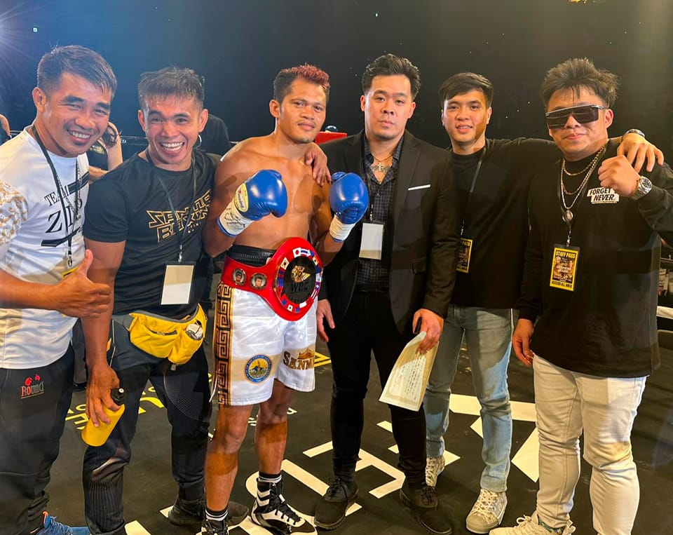 Froilan Saludar (wearing the OPBF belt) is flanked by Sanman Boxing Team officials.