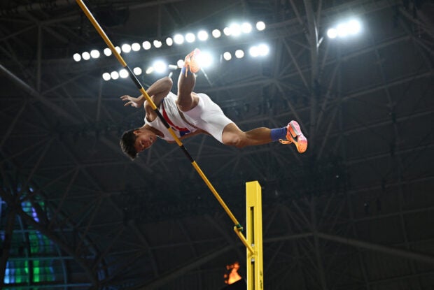 Asian Games – Hangzhou 2022 – Athletics – Olympic Sports Centre Stadium, Hangzhou, China – September 30, 2023 Philippines’ EJ Obiena in action during the Men’s Pole Vault final REUTERS/Dylan Martinez