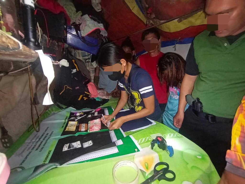 PDEA-7 operatives nabbed a woman suspected of keeping a drug den and three of her alleged visitors during a buy-bust operation in Barangay Labangon, Cebu City on Friday, October 4,2023.