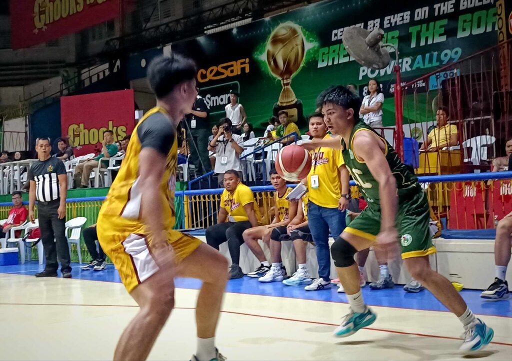 USC Warriors give CIT-U its 2nd straight loss in Cesafi men’s basketball. In photo is Antonio Octaviano (green jersey) of the USC Warriors trying to shake off CIT-U's defense during their Cesafi men's basketball game. | Glendale Rosal