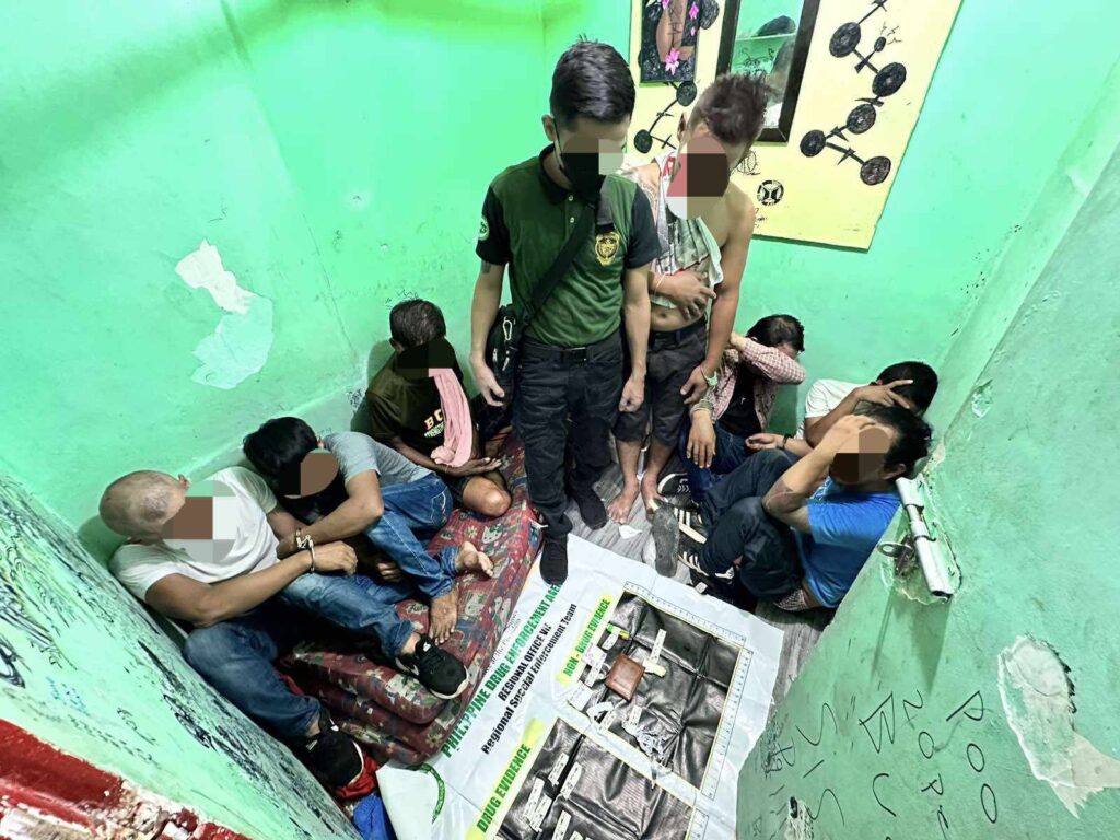 PDEA-7 agents arrest a laborer, who was caught with 11 grams of suspected shabu during a buy-bust operation in his house which was allegedly a suspected drug den which was allegedly run by the laborer, and aside from that six people were also arrested for being visitors of the suspected drug den. | PDEA-7 via Paul Lauro