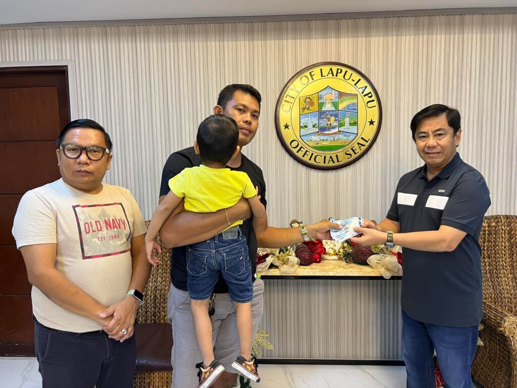 Fourteen families, who were affected by the fire that hit Sitio Kitchen, Barangay Pajo, Lapu-Lapu City, are given cash assistance by the city government led by Mayor Junard Chan. | Contributed photo 