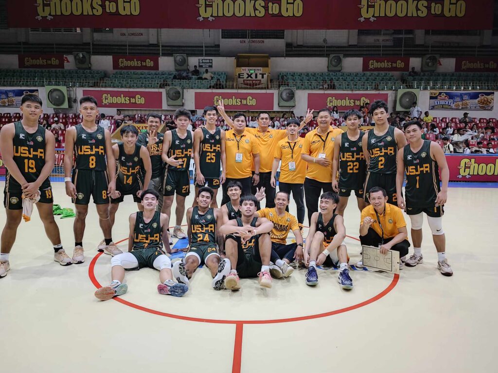 USJ-R Baby Jaguars players and coaching staff pose for a photo after beating USP-F. | Glendale Rosal