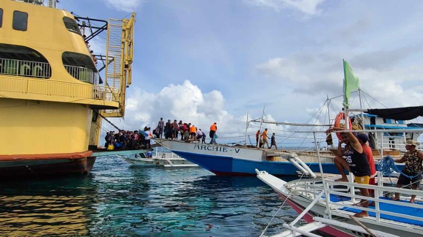 Ship that ran aground in Bantayan may have avoided fish cage