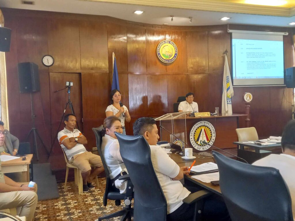 The Mandaue City Council tackles the concerns of the fish pen owners who received notices of demolition of their fish pens at the wetland in Barangays Banilad and Cabancalan area. | Mary Rose Sagarino