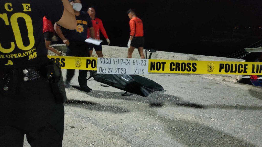 Miembros de la Oficina de Operaciones Criminales (SOCO) se preparan para revisar el cuerpo de un extranjero que fue encontrado sumergido a 14 pies bajo el agua del mar en Barangay Bastiot, ciudad de Molbol, el 27 de octubre.  Foto proporcionada por Pablo Lauro.