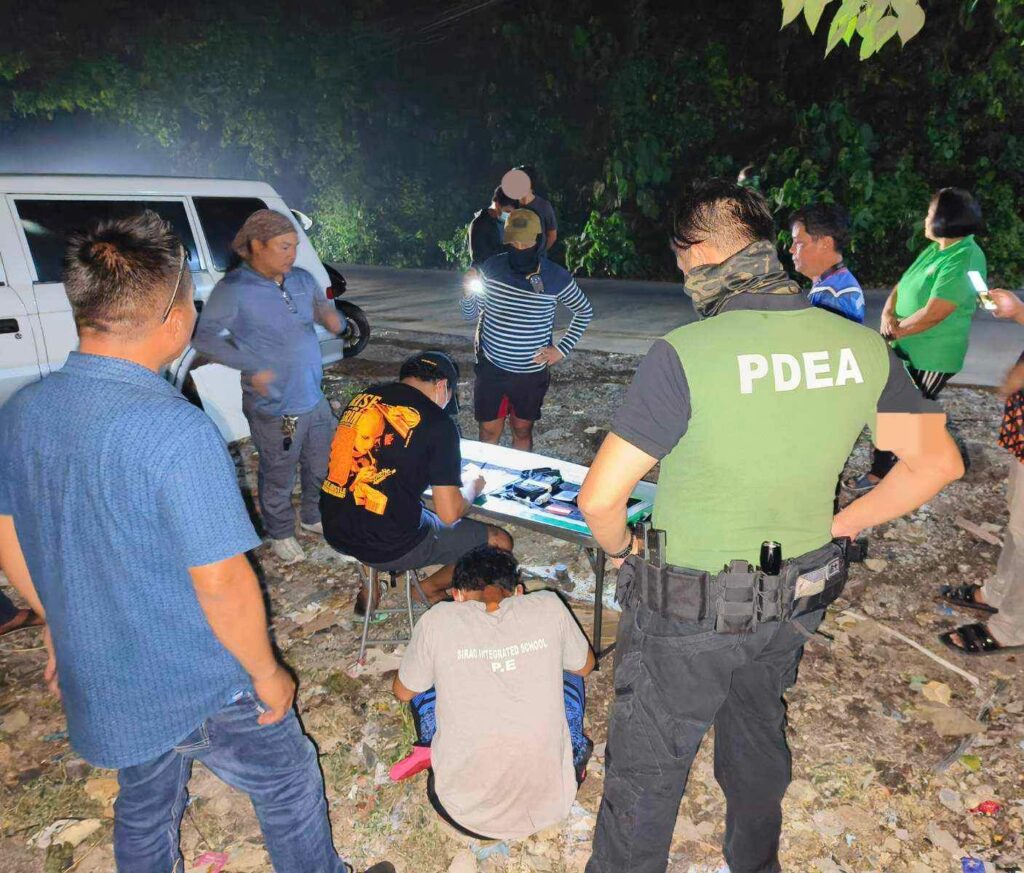 Authorities nabbed a construction worker and seized suspected shabu worth P204,000 from his possession during a buy-bust operation in Barangay Kalunasan, Cebu City on Wednesday night, October 4,2023.