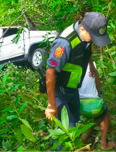 Ginatilan accident: Jeepney falls into 200-foot cliff, 8 injured including 2 minors. Police and emergency rescuers check and treat passengers and driver of the Toyota Tamaraw FX, which fell of a 200-foot cliff at past 3 p.m. on October 13, in Ginatilan town in southwestern Cebu. | Contributed photo