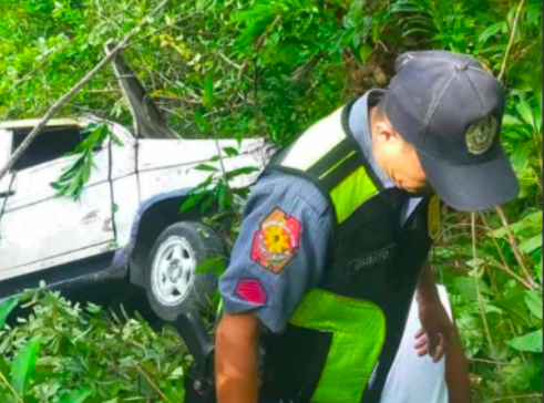 Ginatilan accident: Jeepney falls into 200-foot cliff, 8 injured including 2 minors. Police and emergency rescuers check and treat passengers and driver of the Toyota Tamaraw FX, which fell of a 200-foot cliff at past 3 p.m. on October 13, in Ginatilan town in southwestern Cebu. | Contributed photo
