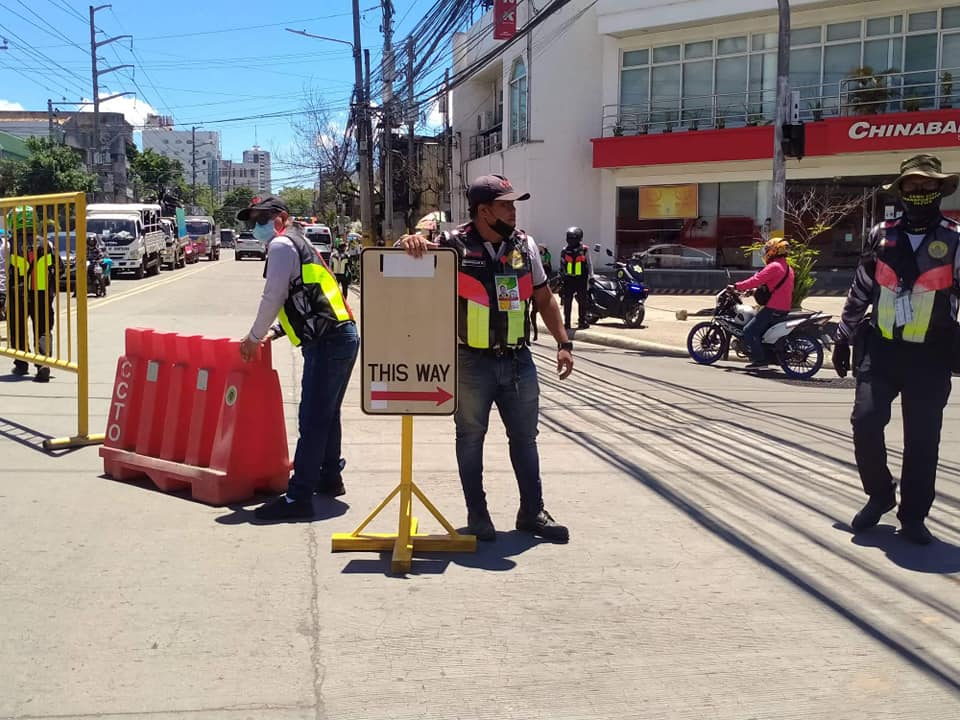 Cebu City committee okays traffic plan for Kalag-Kalag, miting de avance. In photo are traffic personnel manning traffic in Cebu City in this August 28, 2020 photo. | CCTO