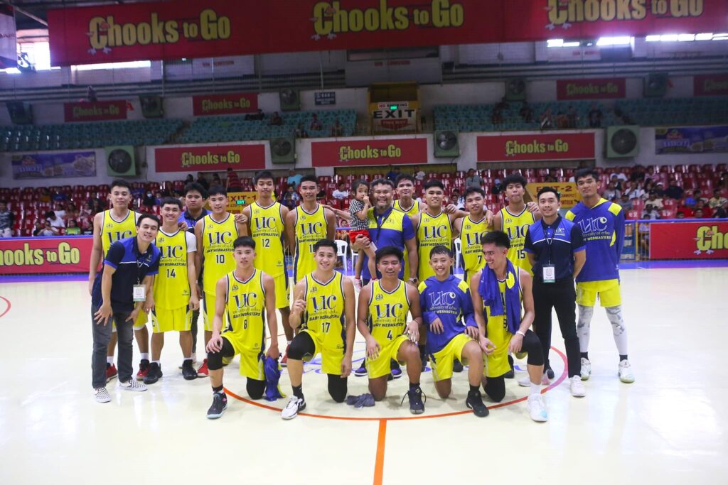 UC Baby Webmasters players and coaching staff pose at center court after their game in the Cesafi.