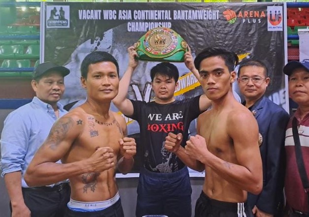 Kenneth Llover (right) and Edward Heno (left) during the weigh-in.