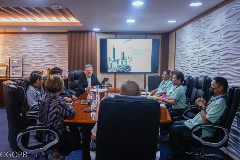 Shun Jung Tu, a research fellow from the Institute for Information Industry of Taiwan, visits the Bohol Capitol to share their smart city development experience. 