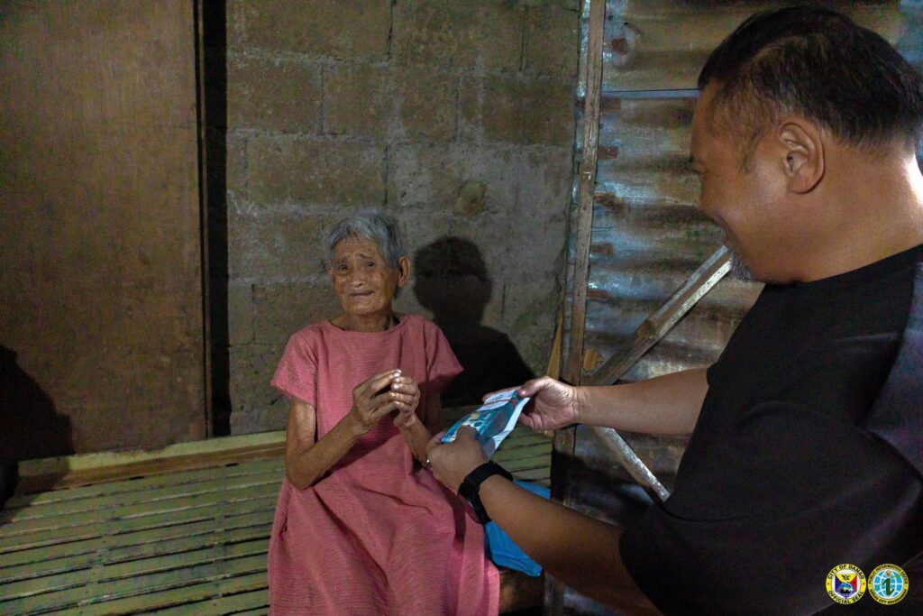 Lola Ponyang, a centenarian, receives her P100, 000 cash gift from Danao City Mayor Thomas Mark " Mix" Durano. | Photo courtesy of Danao City Government