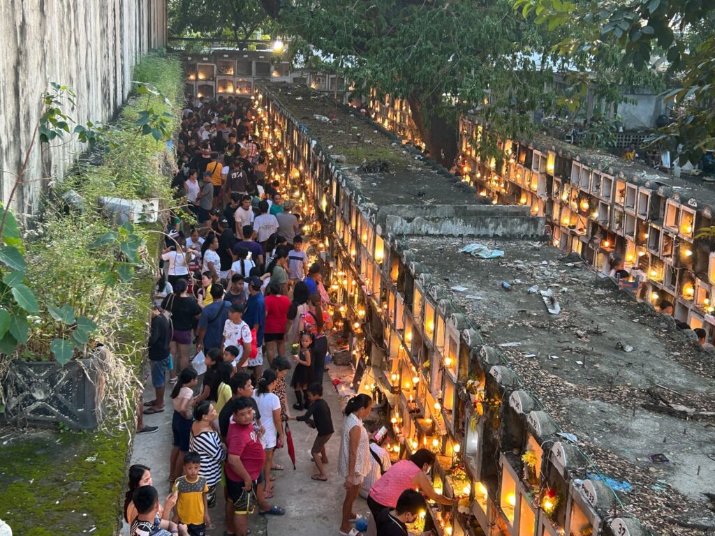 Cebu City cemeteries: Thousands visit, despite sweltering heat