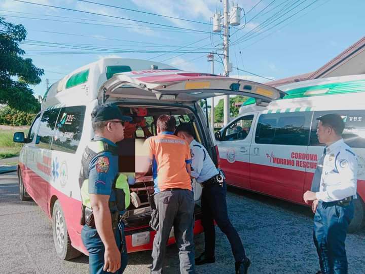 Cordova accident: Twin 5-year-old boys die after they fell into swimming pool. In photo are personnel of Medical emergency rescue and Disaster Risk Reduction teams rushing the twin boys to the hospital. | Contributed photo via Paul Lauro
