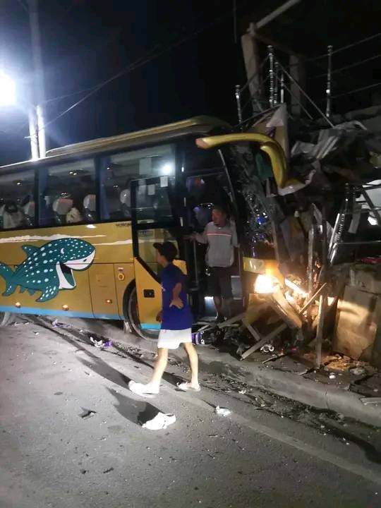 A tourist bus ended up crashing in a fence at the side of the road after it figured in an accident where two men died and 8 passengers of the bus were slightly injured. | Contributed photo via Paul Lauro