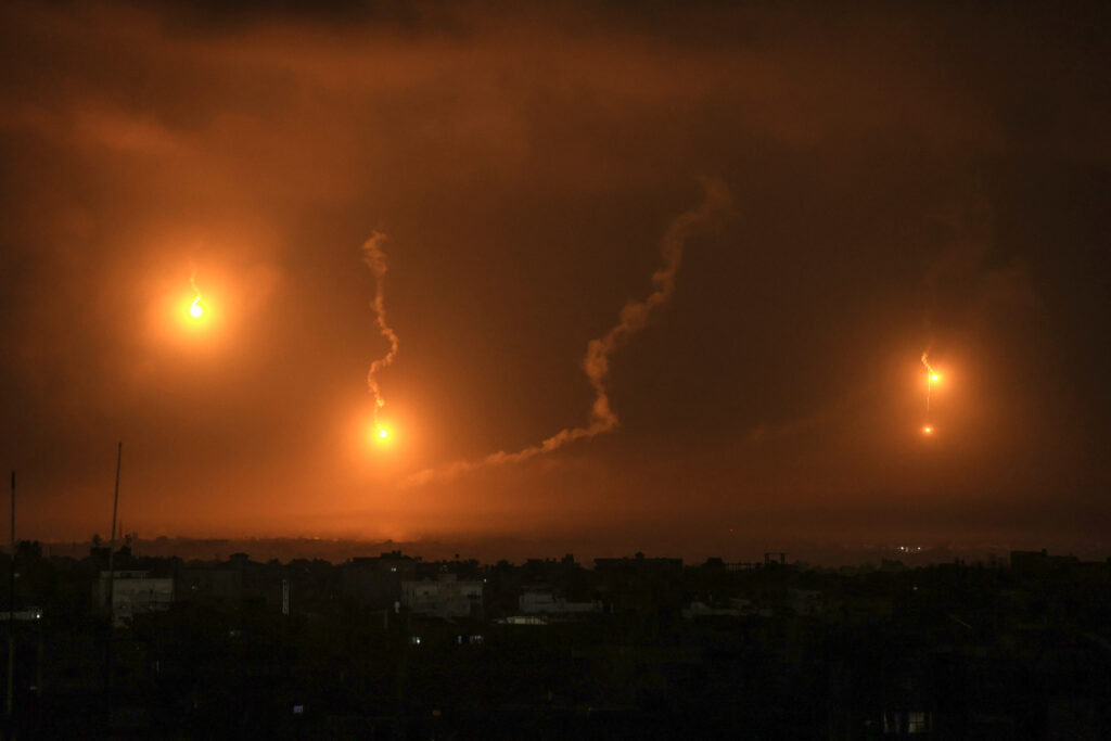 War resumes. In photo Israeli flares light the sky above Khan Yunis in the southern Gaza Strip, on December 1, 2023, as fighting resumed after the expiration of a seven-day truce between Israel and Hamas militants. A temporary truce between Israel and Hamas expired on December 1, with the Israeli army saying combat operations had resumed, accusing Hamas of violating the operational pause. (Photo by SAID KHATIB / AFP)