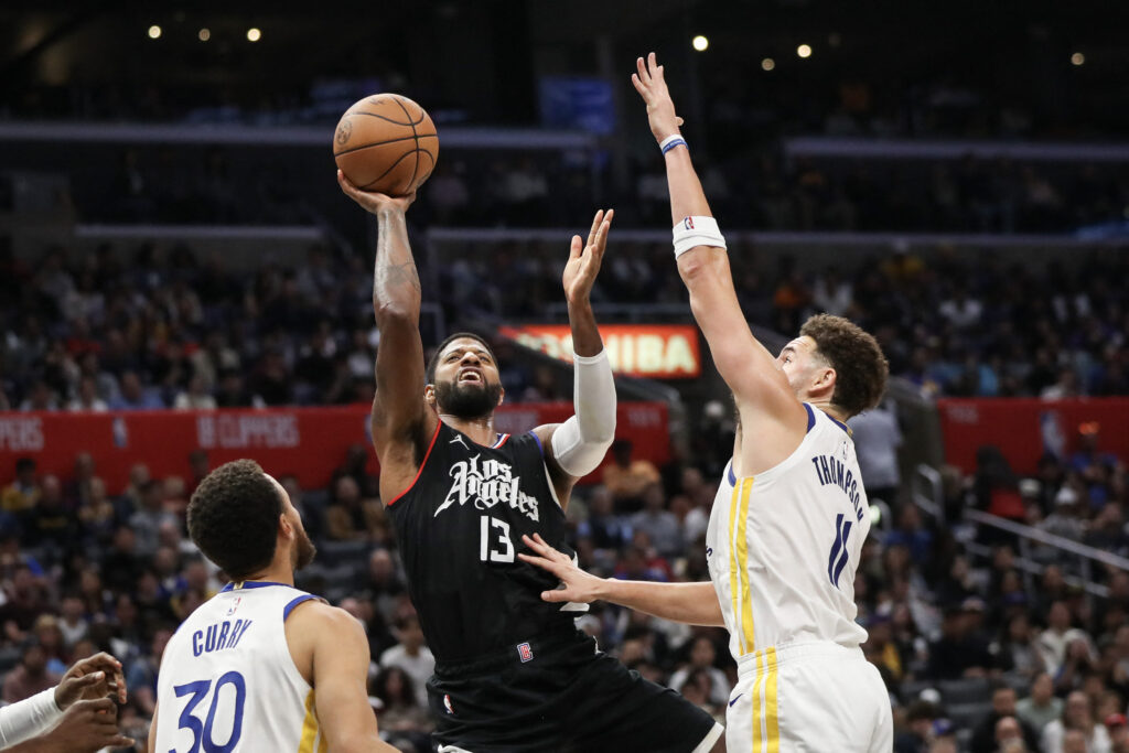 NBA: Paul George #13 of the LA Clippers shoots the ball defended by Klay Thompson #11 of the Golden State Warriors in the fourth quarter at Crypto.com Arena on December 02, 2023 in Los Angeles, California. |  Meg Oliphant/Getty Images/AFP 