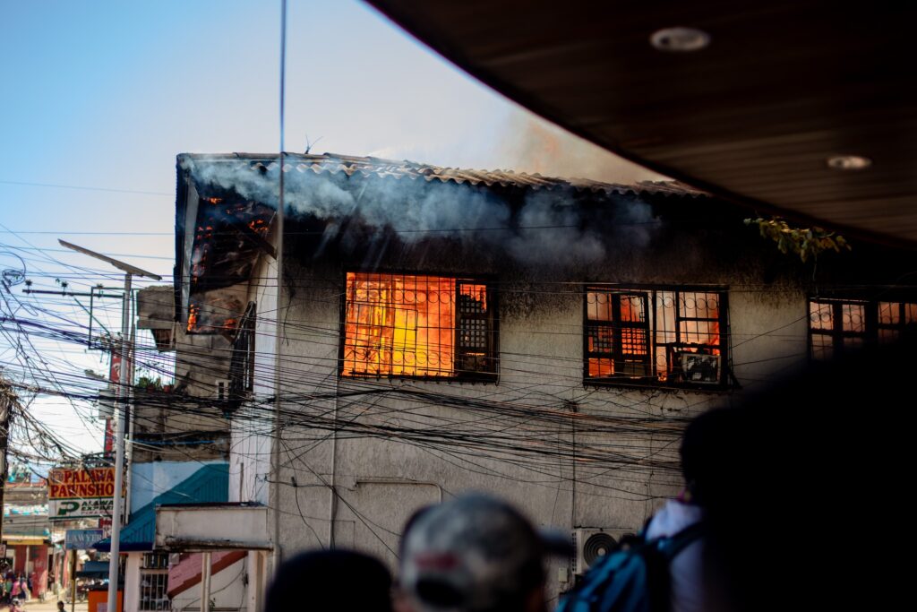 A huge fire engulfed a government-owned building that houses the Minglanilla Municipal Trial Court at noontime on Tuesday, December 12.