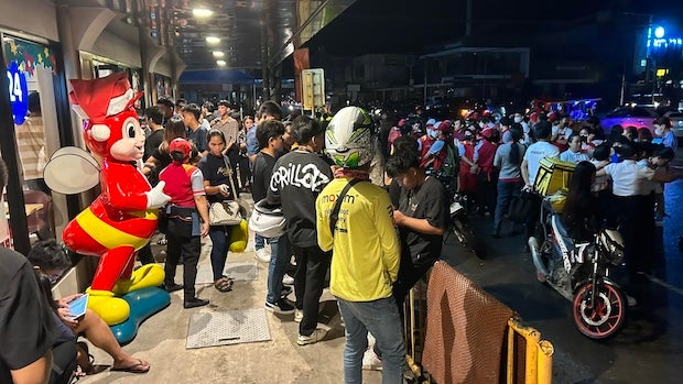 People converge on the main streets of Butuan City, anxious to return to their homes after the strong tremor on Saturday night, Dec. 2, 2023. (Photo by ERWIN M. MASCARIÑAS / Inquirer Mindanao)