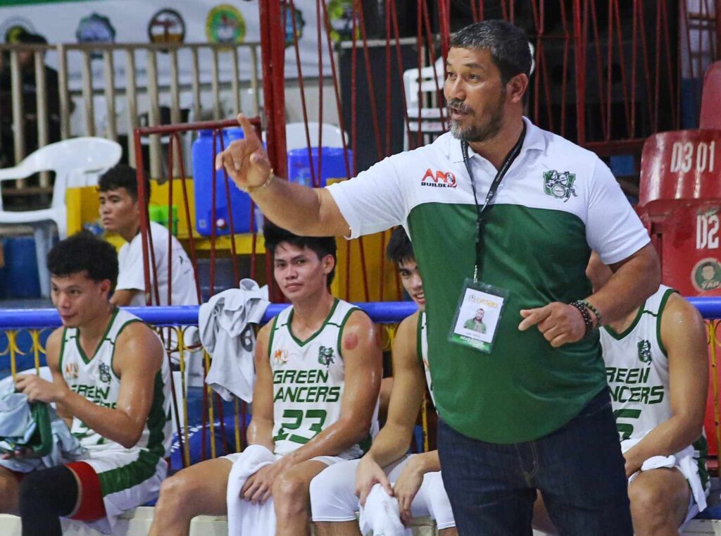 UV Green Lancers head coach Gary Cortes in one of their Cesafi games. | Photo from Sugbuanong Kodaker