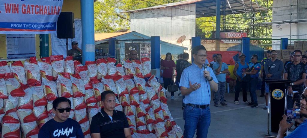 Senator Sherwin "Win" Gatchalian hands out 5 kilos of rice each to the Sitio Sta. Maria, Barangay Pusok, Lapu-Lapu City fire victims on Thursday, December 20. | Contributed photo