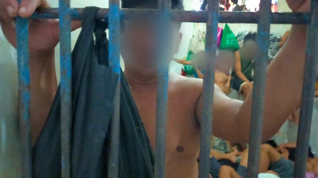 Man, caught sniffing shabu inside Cebu City Hall building, lands in jail. 