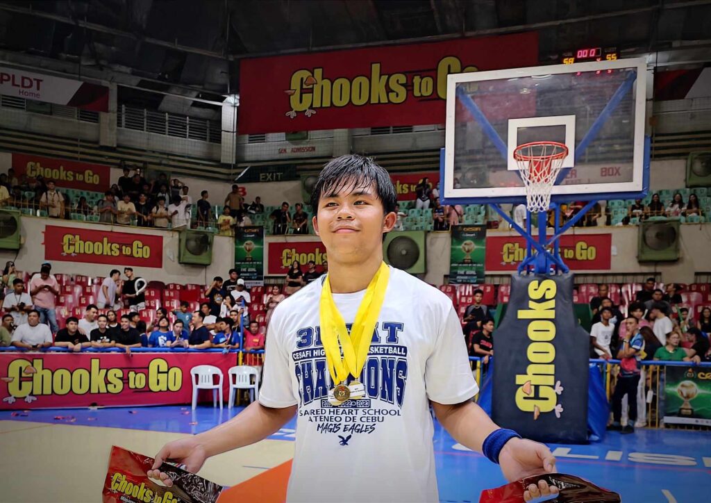  Jared Bahay during the awarding of the Cesafi high school basketball. |  Glendale Rosal