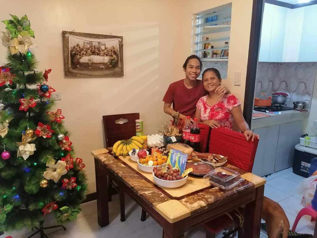 12 round fruits for New Year's eve: Why people prepare them. In photo is Elvira Abesia with her son.