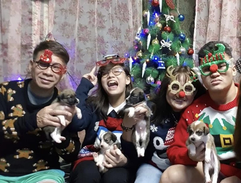 12 round fruits for New Year's eve: Why people prepare them. In photo are Inday Mich and her family.