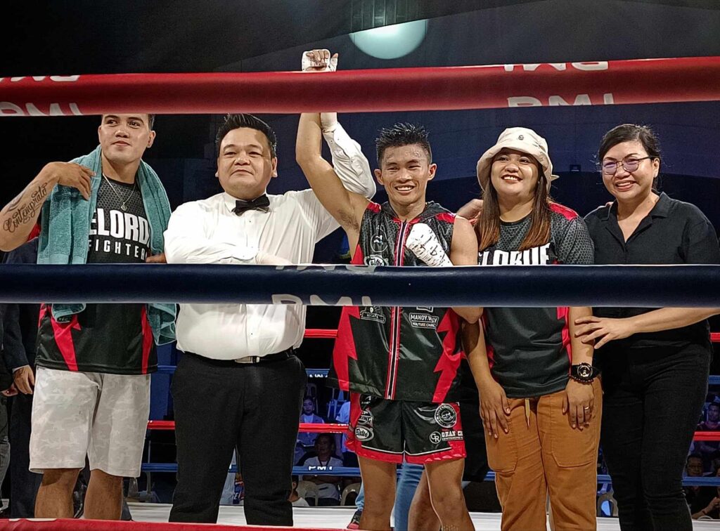 Taduran wins. In photo International referee Danrex Tapdasan raised the hand of Pedro Taduran who was joined by the latter's team officials after beating Jake Amparo in the main event of "Kumong Bol-Anon XIII" in Tagbilaran City, Bohol. | Glendale Rosal