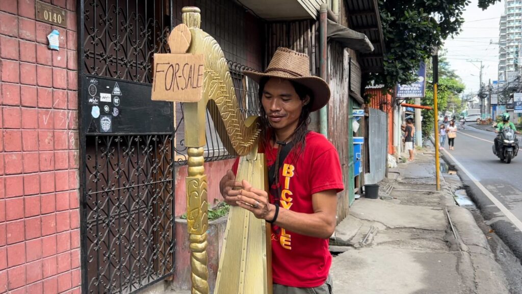 Harp player gives Cebuanos a soothing kind of caroling experience