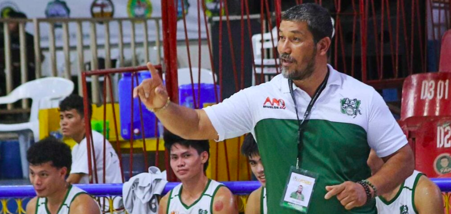 UV Green Lancers head coach Gary Cortes in one of their Cesafi games. | Photo from Sugbuanong Kodaker