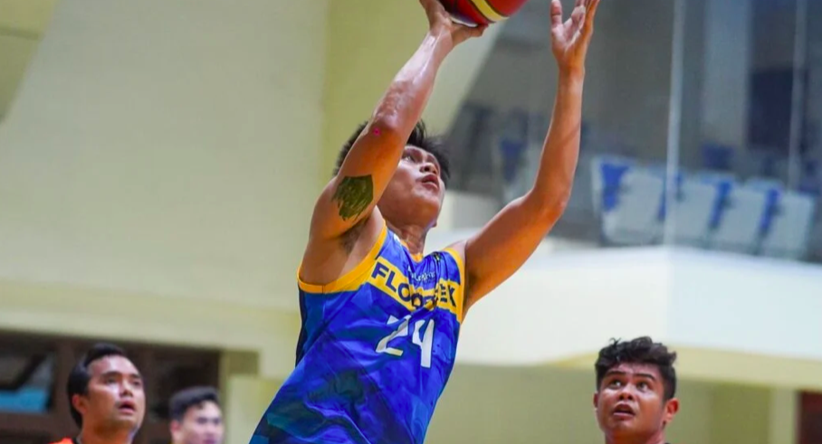 John Cubar (24) of the Electrical Engineers-Floortek slips past the defense of United Architects of the Philippines-DLL-Handy Fix during their AEBC Buildrite Cup 2023 game. | Photo from Ronex Tolin