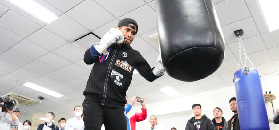 Marlon Tapales hitting the heavy bag during his media day and public workout at the Ohashi Boxing Gym in Tokyo. | Photo from Sanman Boxing