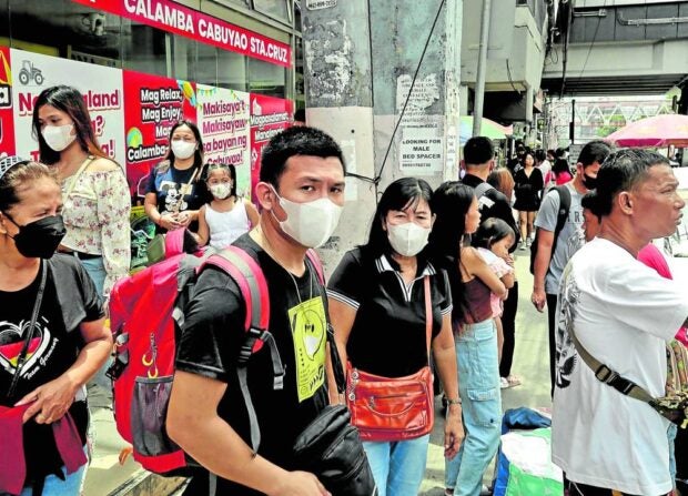 Pneumonia cases rising, DOH urges vulnerable group to keep masks on. In photo are people wearing face masks during the pandemic. | File photo