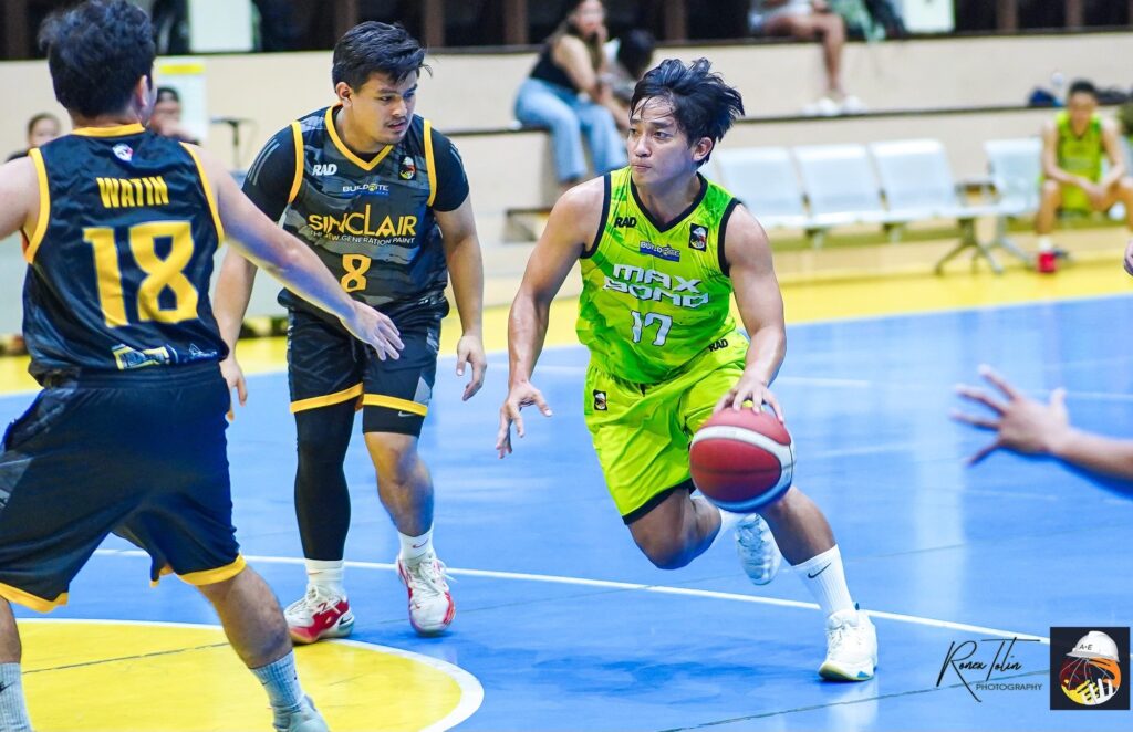 Kyle Esbra of the Mechanical Engineers B-Maxbond drives to the basket while being defended by the United Architects of the Philippines (UAP) during their AEBC Buildrite Cup 2023 game.