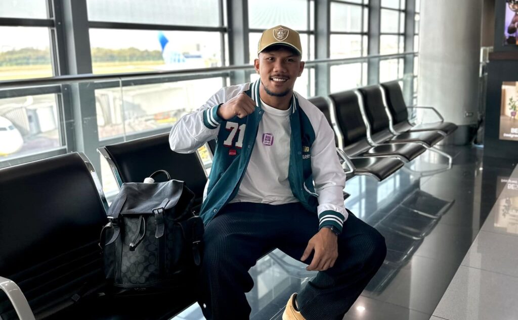 Eumir Marcial poses for a photo while waiting for his flight to the United States at the NAIA Terminal.