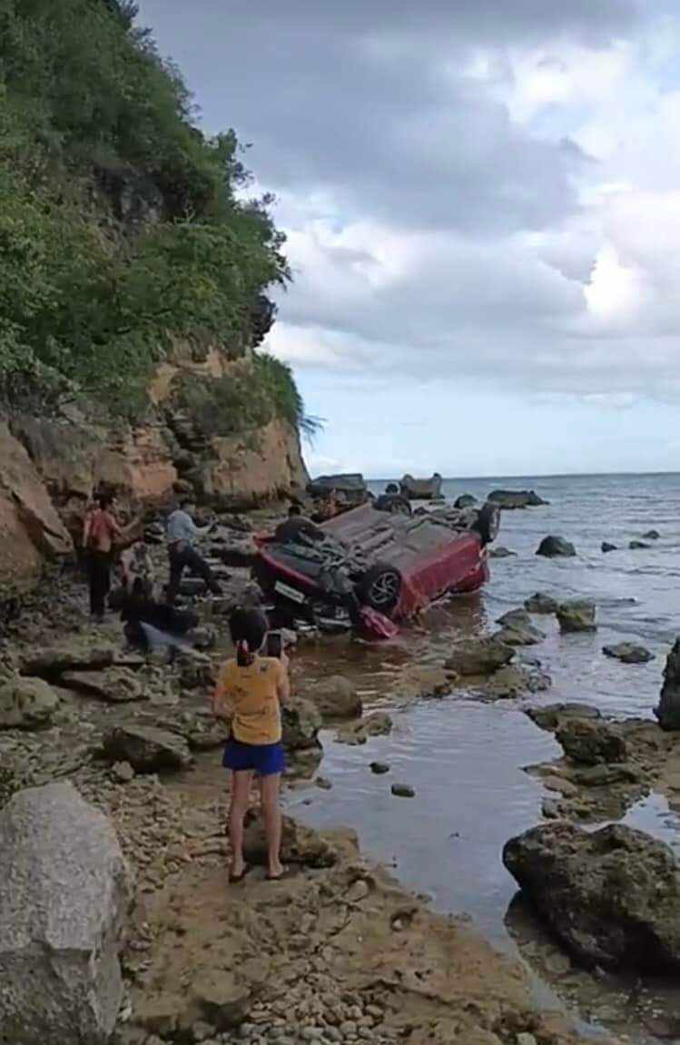 A vehicle fell off a cliff in Barili, Cebu on Monday, January 8, causing the death of a female tourist.